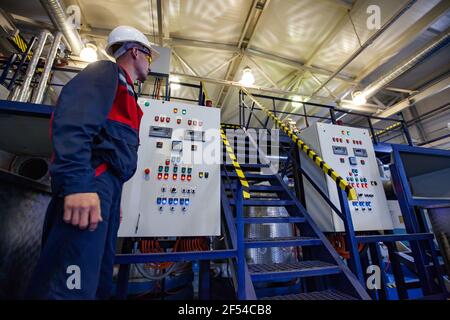 Ekibastuz, Kasachstan - 28. Mai 2012. Produktionsanlage für explosive Materialien für den Steinbruch. Chemie-Ingenieur und Anlagenbedienfeld Stockfoto