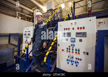 Ekibastuz, Kasachstan - 28. Mai 2012. Produktionsanlage für explosive Materialien für den Steinbruch. Chemie-Ingenieur und Anlagenbedienfeld. Fokus Stockfoto