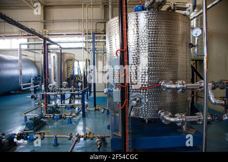 Ekibastuz, Kasachstan - 28. Mai 2012. Produktionsanlage für explosive Materialien für den Steinbruch. Edelstahltanks und Ausrüstung in der Werkstatt. Stockfoto