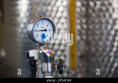 Ekibastuz, Kasachstan - 28. Mai 2012. Produktionsanlage für explosive Materialien für den Steinbruch. Nahaufnahme Manometeranzeige. Edelstahltank Stockfoto