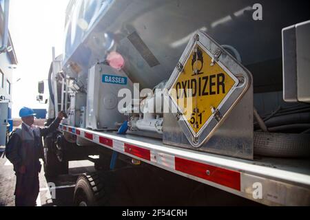 Ekibastuz, Kasachstan - 28. Mai 2012. Sprengstoffanlage für den Steinbruch. Nahaufnahme des Strahlmitteltransporters. Konzentrieren Sie sich auf warnzeichen. Stockfoto