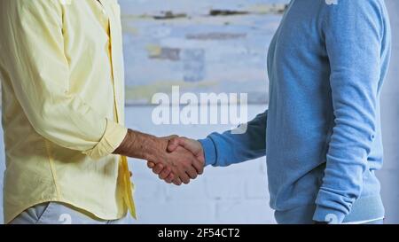 7/8-Ansicht der Unternehmer die Hände schütteln im Büro Stockfoto