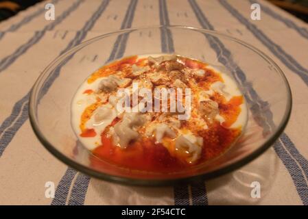 Manti ist ein traditionelles und leckeres türkisches Essen, sehr ähnlich wie italienische Ravioli. Stockfoto