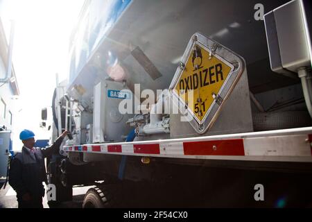 Ekibastuz, Kasachstan - 28. Mai 2012. Sprengstoffanlage für den Steinbruch. Nahaufnahme des Strahlmitteltransporters. Konzentrieren Sie sich auf warnzeichen. Stockfoto