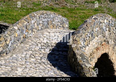 Die römische Brücke in der Nähe des Dorfes Sedella, Axarquia, Andalusien, Costa del Sol, Spanien, Europa Stockfoto