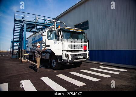 Ekibastuz, Kasachstan - 28. Mai 2012. Produktionsanlage für explosive Materialien für den Steinbruch. Volvo LKW für den Transport von Strahlmittel. Stockfoto