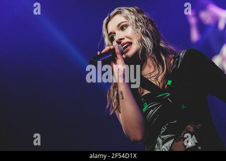 Baby Queen (Bella Latham) tritt im Rahmen von SXSW Online 2021 auf der Bühne der British Music Embassy auf. Stockfoto