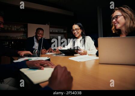 Gruppe von verschiedenen Geschäftsleuten diskutieren über neue Business-Projekt Im Büro Stockfoto