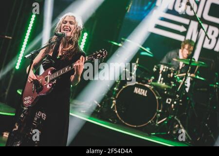 Baby Queen (Bella Latham) tritt im Rahmen von SXSW Online 2021 auf der Bühne der British Music Embassy auf. Stockfoto