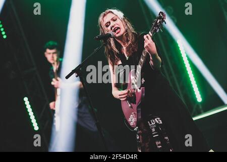 Baby Queen (Bella Latham) tritt im Rahmen von SXSW Online 2021 auf der Bühne der British Music Embassy auf. Stockfoto