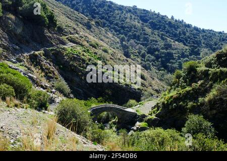 Die römische Brücke in der Nähe des Dorfes Sedella, Axarquia, Andalusien, Costa del Sol, Spanien, Europa Stockfoto