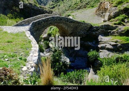 Die römische Brücke in der Nähe des Dorfes Sedella, Axarquia, Andalusien, Costa del Sol, Spanien, Europa Stockfoto