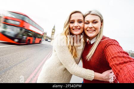 Weibliche Freundschaft Konzept mit Mädchen Paar unter Selfie im Freien in London - LGBTQ echte Liebesbeziehung mit glücklichen Millennial Frauen Freundinnen Stockfoto