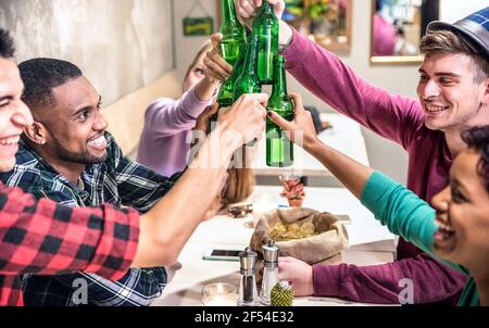 Die Gruppe der multirassischen Freunde trinkt und toastet Bier an der Cocktailbar Restaurant – Freundschaftskonzept mit jungen Menschen, die sich gerne miteinander Vergnügen Stockfoto