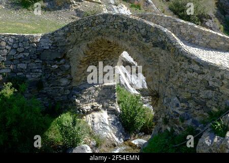 Die römische Brücke in der Nähe des Dorfes Sedella, Axarquia, Andalusien, Costa del Sol, Spanien, Europa Stockfoto