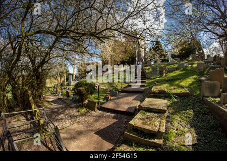 Moody Blick auf den Friedhof in der Kirche von Saint John the Baptist, Layhams Road, West Wickham BR4 9HN Stockfoto