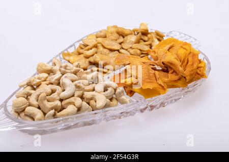 Geröstete und gesalzene Fava-Bohnen, Cashewnüsse und getrocknete Mangoscheiben für einen gesunden veganen und vegetarischen Ernährungs-Snack. Hoch in Protein, Vitamine, Diät-Fi Stockfoto