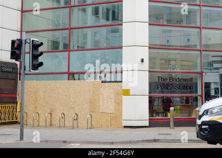 Bristol, Großbritannien. März 2021, 24th. Ein ruhiger Morgen im Zentrum von Bristol nach 2 Nächten Protest. Die Fenster der Polizeiwache sind noch nicht repariert. Kredit: JMF Nachrichten/Alamy Live Nachrichten Stockfoto