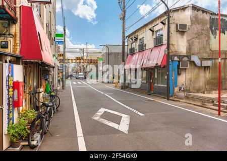 tokio, japan - oktober 11 2020: Verfallene Fassaden des lokalen Einkaufsviertels der Kanegafuchi Straße, die zum Bahnübergang des Kanegafuchi führt Stockfoto