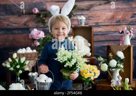 Nettes Kleinkind blonde Kind, Junge mit ostern Dekoration im Studio Stockfoto