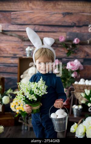 Nettes Kleinkind blonde Kind, Junge mit ostern Dekoration im Studio Stockfoto