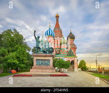 Moskau, Russland - September 26 2016: Denkmal für Minin und Pozharsky auf dem Roten Platz vor der Basilius-Kathedrale Stockfoto