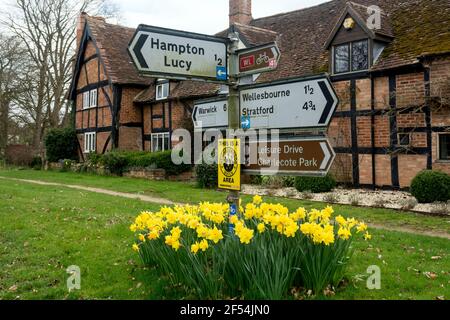 Straßenschilder und das Malt House im Frühjahr, Charlecote, Warwickshire, England, Großbritannien Stockfoto