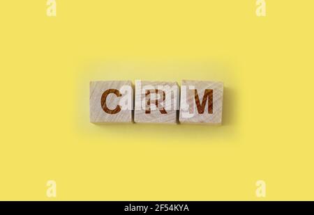 CRM Customer Relationship Marketing auf Holzwürfeln geschrieben. Geschäftskonzept Stockfoto