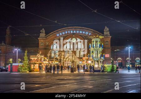 Geographie / Reisen, Deutschland, Bremen, Weihnachtsmarkt vor dem Hauptbahnhof am Abend, Zusatz-Rights-Clearance-Info-Not-available Stockfoto