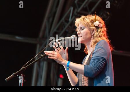 Schottischer Singer/Songwriter, Eddi Reader beim Wychwood Festival, Großbritannien, 6. Juni 2011. Stockfoto