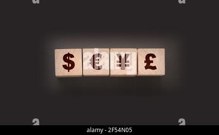 Dillar, Euro, Yen und Pfund auf Bausteinen. Holzwürfel mit verschiedenen Geldzeichen, Cuurency, Geld, internationales Geschäftskonzept Stockfoto