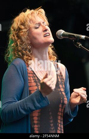 Schottischer Singer/Songwriter, Eddi Reader beim Wychwood Festival, Großbritannien, 6. Juni 2011. Stockfoto