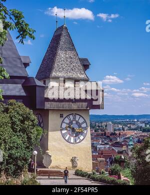 Es handelt sich um den berühmten Schlossberg-Uhrturm in Graz, der zweitgrößten Stadt Österreichs in der Steiermark im Südosten Österreichs, unweit der Grenze zu Slowenien. Stockfoto