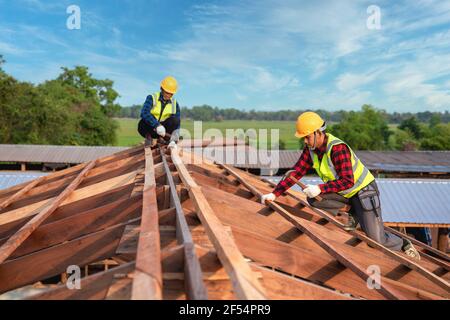 Dachdecker, zwei Arbeiter Dachdecker Baumeister arbeiten auf Dachkonstruktion auf Baustelle, Teamwork Baukonzept. Stockfoto