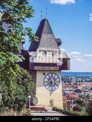 Es handelt sich um den berühmten Schlossberg-Uhrturm in Graz, der zweitgrößten Stadt Österreichs in der Steiermark im Südosten Österreichs, unweit der Grenze zu Slowenien. Stockfoto