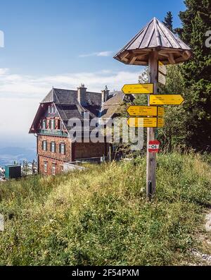 Dies ist die Stubenberghaus Berghütte in der Nähe der Stadt Graz. Das Refugium gehört zum OeAV Alpenverein und ist eines seiner östlichsten Objekte. Graz ist Österreichs zweitgrößte Stadt im Bundesland Steiermark im Südosten Österreichs, nicht weit von der Grenze zu Slowenien. Stockfoto