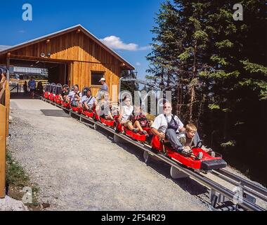 Familienspaß auf dem künstlichen Tabogan-Lauf im Stubenberghaus des OeAV Alpenvenverein in der Nähe der Stadt Graz. Graz ist Österreichs zweitgrößte Stadt im Bundesland Steiermark im Südosten Österreichs, nicht weit von der Grenze zu Slowenien. Stockfoto