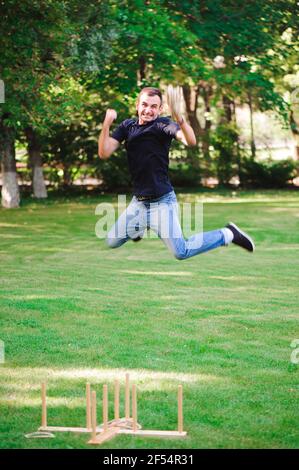 Junge spielt ein Spiel Abwurfringe im Freien im Sommer. Stockfoto