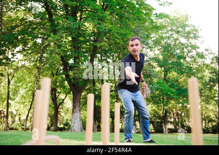 Junge spielt ein Spiel Abwurfringe im Freien im Sommer. Stockfoto
