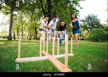 Spiele im Freien - Ring werfen, Ringe im Freien im Sommerpark werfen. Stockfoto