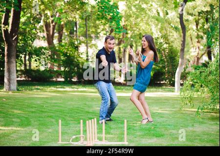 Freunde Flechten Spiele im Freien - Ring werfen im Sommerpark. Stockfoto