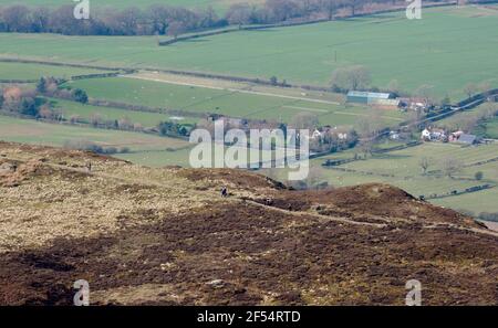 Wanderer auf dem Cleveland Way, am nördlichen Rand der North Yorkshire Moors, Teeside, Nordengland, Großbritannien Stockfoto