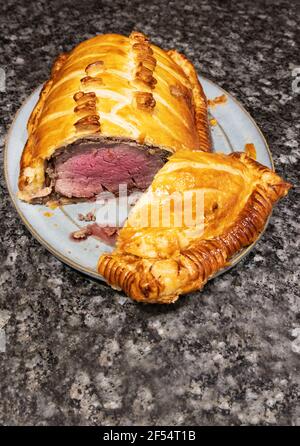 Rindfleisch Wellington, geschnitten, um seltene gekochte Filetrinde mit Kastanienpilzen, parmaschinken und Blätterteig (Rindfleisch en Croute) zu zeigen; und im Ofen gekocht; UK Stockfoto