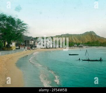 Waikiki, Honolulu (Hawaii). Strand mit Badegäste und Boote. Blick auf den Diamond Head (232 m) Stockfoto