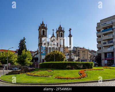 Viseu, Portugal; August 2020: Blick auf die Kirche von Nossa Senhora do Carmo in der historischen Stadt Viseu, Portugal Stockfoto