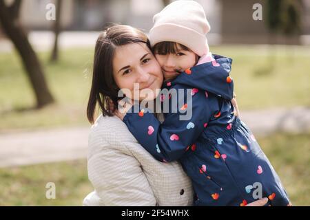 Mutter und Tochter gehen im Park während der Qurantine. Glückliche Familie atmen frische Luft Stockfoto