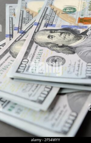 Stapel von hundert Dollar-Banknoten als Geldhintergrund. Neue Dollarscheine verbreiten sich im Finanzkonzept Stockfoto
