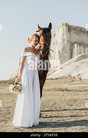 Porträt einer schönen Braut mit Pferd Stockfoto