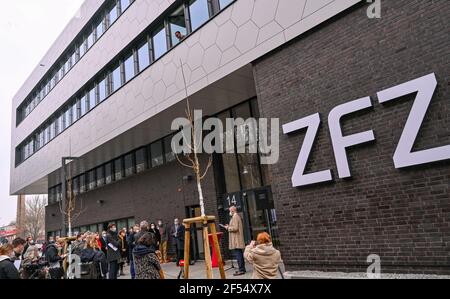 24. März 2021, Brandenburg, Wildau: Viele Menschen nehmen an der offiziellen Eröffnung vor dem Gebäude des Zentrums für Zukunftstechnologien (ZFZ) Teil. Das neu eröffnete Center for Future Technologies hat den innovativen Standort von Produktionshallen und Büroflächen im Technologie- und Wissenschaftspark Wildau auf insgesamt 30.000 Quadratmeter erweitert. In unmittelbarer Nähe der Hochschule Wildau und in der Nähe der bestehenden Technologiezentren gelegen, bietet der hochmoderne Gebäudekomplex insgesamt 5.000 Quadratmeter Bürofläche und 2.000 Quadratmeter Fläche Stockfoto