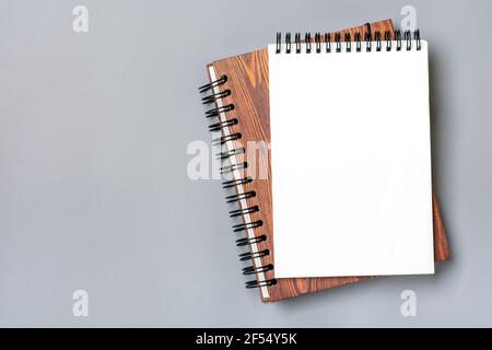 Notizblock auf grauem Hintergrund öffnen, Spiralnotizbuch auf Tisch Business, Planung, Bildung, Morgenleben Arbeiten von zu Hause aus Konzept Draufsicht Flat Lay Mock Stockfoto